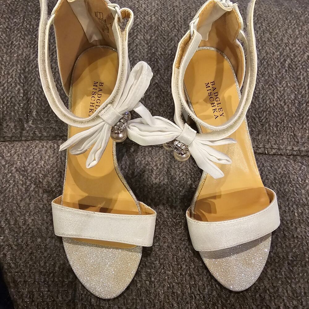 Badgley Mischka Perina Pearl Bow Heels White Ankle Strap Sandals Size 3, EU 34